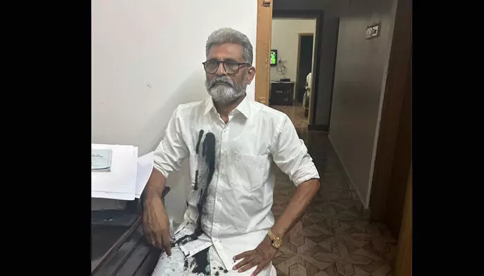 മെഴുവേലിയില് യുഡിഎഫ് സ്ഥാനാര്ഥിയുടെ ദേഹത്ത് കരി ഓയില് ഒഴിച്ചു; അതിക്രമം കാട്ടിയത് ബൈക്കിലെത്തിയ അജ്ഞാതര്; ഹെല്മറ്റ് ധാരികള് ബൈക്ക് അതിവേഗം ഓടിച്ച് രക്ഷപ്പെട്ടെന്നും ബിജോ വറുഗീസ് മെഴുവേലിയില് യുഡിഎഫ് സ്ഥാനാര്ഥിയുടെ ദേഹത്ത് കരി ഓയില് ഒഴിച്ചു; അതിക്രമം കാട്ടിയത് ബൈക്കിലെത്തിയ അജ്ഞാതര്; ഹെല്മറ്റ് ധാരികള് ബൈക്ക് അതിവേഗം ഓടിച്ച് രക്ഷപ്പെട്ടെന്നും ബിജോ വറുഗീസ്