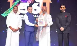 എഴുന്നേറ്റ് നിന്ന് കയ്യടിച്ച് സദസ്; കൈകൾ കൂപ്പി സദസ്സിനെ അഭിവാദ്യം ചെയ്ത് തലൈവർ; അടുത്ത 100 ജന്മത്തിലും രജനികാന്ത് ആയി തന്നെ ജനിക്കണം; പുരസ്കാരം തമിഴ് മക്കൾക്ക് സമർപ്പിച്ച് സൂപ്പർസ്റ്റാർ