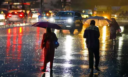 സംസ്ഥാനത്ത് ഇന്നും ഒറ്റപ്പെട്ടയിടങ്ങളില്‍ മഴയ്ക്ക് സാധ്യത; അഞ്ച് ജില്ലകളില്‍ ഇന്ന് യെല്ലോ അലേര്‍ട്ട്: കേരള ലക്ഷദ്വീപ് തീരങ്ങളില്‍ മത്സ്യബന്ധനത്തിന് വിലക്ക്