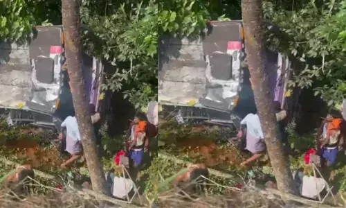 കാസർകോട് ഞെട്ടിപ്പിക്കുന്ന അപകടം; ശബരിമല തീർത്ഥാടകർ സഞ്ചരിച്ച ബസ് മറിഞ്ഞ് ഒരാൾക്ക് ജീവൻ നഷ്ടമായി; ശബ്ദം കേട്ട് ഓടിയെത്തി നാട്ടുകാർ; നിരവധി പേർക്ക് പരിക്ക്; ആശുപത്രിയിൽ പ്രവേശിപ്പിച്ചു