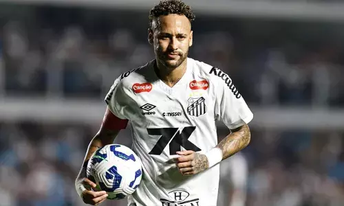 പരിക്ക് അവഗണിച്ച് കളത്തിലിറങ്ങി സൂപ്പർതാരം; തരംതാഴ്ത്തൽ ഭീഷണി നേരിട്ടിരുന്ന സാന്‍റോസിന്റെ രക്ഷകനായി സുൽത്താൻ; ഗോളും അസിസ്റ്റുമായി കളം നിറഞ്ഞ് നെയ്മർ