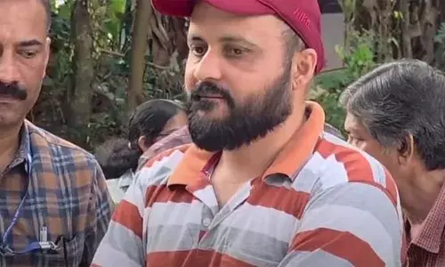 ഭൂമി തരം മാറ്റാന്‍ എട്ടുലക്ഷം കൈക്കൂലി; ഒളവണ്ണ വില്ലേജ് ഓഫീസര്‍ വിജിലന്‍സിന്റെ പിടിയില്‍; ഉല്ലാസ് മോന് പിടി വീണത് അന്‍പതിനായിരം രൂപ കൈപ്പറ്റുന്നതിനിടെ