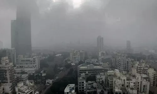 നിരീക്ഷണ സംവിധാനങ്ങൾ കാര്യക്ഷമമല്ല; ഉത്തരവാദിത്വത്തിൽ നിന്നും സംസ്ഥാന സർക്കാരിന് ഒളിച്ചോടാൻ കഴിയില്ല; മുംബൈയിലും വായു ഗുണനിലവാരം വഷളാകുന്നു; വിമർശിച്ച് പ്രതിപക്ഷ പാർട്ടികൾ