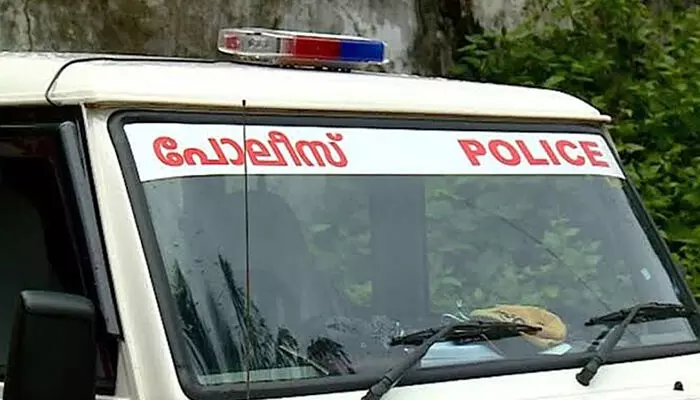 മാവേലിക്കരയില്‍ സിവില്‍ പൊലീസ് ഓഫീസര്‍ ആറ്റില്‍ ചാടി; പിന്നാലെ ചാടി രക്ഷപ്പെടുത്തി നാട്ടുകാര്‍