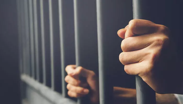 ഹോട്ടല്‍ കെട്ടിടനിര്‍മ്മാണ ലൈസന്‍സിന് കൈക്കൂലി; നഗരസഭാ എന്‍ജിനീയര്‍ക്ക് ഏഴുവര്‍ഷം കഠിനതടവും ഒന്നരലക്ഷം രൂപ പിഴയും