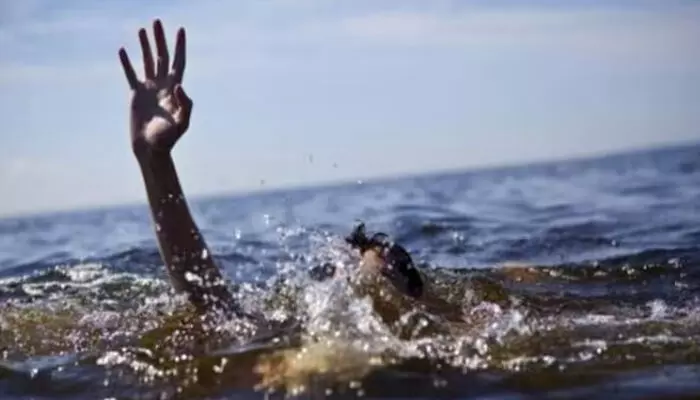 കുളിക്കുന്നതിനിടെ ബന്ധുവായ കുട്ടി പുഴയില് മുങ്ങിപ്പോയി; രക്ഷിക്കാന് ശ്രമിക്കുന്നതിനിടെ യുവാവിന് ദാരുണാന്ത്യം കുളിക്കുന്നതിനിടെ ബന്ധുവായ കുട്ടി പുഴയില് മുങ്ങിപ്പോയി; രക്ഷിക്കാന് ശ്രമിക്കുന്നതിനിടെ യുവാവിന് ദാരുണാന്ത്യം