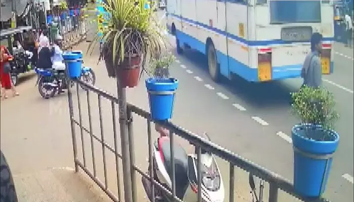 ഡ്രൈവർ ബസ് നിർത്തിയത് ബൈക്ക് വീഴുന്ന ശബ്ദം കേട്ട്; ടോറസ് ലോറി തട്ടി കെഎസ്ആർടിസി ബസിന് അടിയിലേക്ക് തെറിച്ചു വീണ ബൈക്ക് യാത്രക്കാരൻ രക്ഷപ്പെട്ടത് തലനാരിഴയ്ക്ക്; സംഭവം പാലക്കാട്