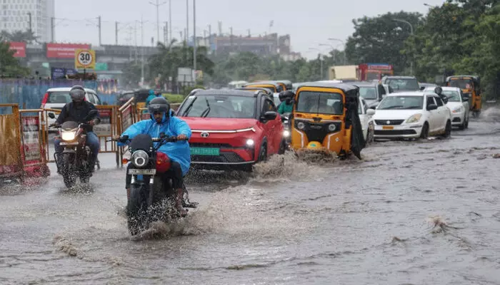 തമിഴ്നാട്ടിൽ പ്രളയ മുന്നറിയിപ്പ്; വടക്കന് ജില്ലകളില് കനത്ത മഴ; നാല് മരണം; പ്രധാന പാതകളും താഴ്ന്ന പ്രദേശങ്ങളും വെള്ളത്തിനടിയിൽ; രണ്ട് ജില്ലകളിൽ റെഡ് അലർട്ട്; വിദ്യാഭ്യാസ സ്ഥാപനങ്ങൾക്ക് അവധി തമിഴ്നാട്ടിൽ പ്രളയ മുന്നറിയിപ്പ്; വടക്കന് ജില്ലകളില് കനത്ത മഴ; നാല് മരണം; പ്രധാന പാതകളും താഴ്ന്ന പ്രദേശങ്ങളും വെള്ളത്തിനടിയിൽ; രണ്ട് ജില്ലകളിൽ റെഡ് അലർട്ട്; വിദ്യാഭ്യാസ സ്ഥാപനങ്ങൾക്ക് അവധി