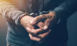 എയര്‍ ഹോസ്റ്റസിനെ ദുരുദ്ദേശ്യത്തോടെ സ്പര്‍ശിച്ചു; അധിക്ഷേപ കുറിപ്പ് നല്‍കി: ഐടി ഉദ്യോഗസ്ഥനായ മലയാളി അറസ്റ്റില്‍