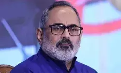 ശബരിമല വിഷയം മറയ്ക്കാനാണ് ഇപ്പോള് രാഹുല് വിഷയം കൊണ്ടുവന്നത്; രാഹുല് പാലക്കാട്ടുകാരുടെ തലയില് കെട്ടിവെച്ച എംഎല്എ; നേതൃത്വം അറിഞ്ഞിട്ടും പാലക്കാട് കൊണ്ടുവന്നിറക്കി; ഇ ഡിയുടേത് രാഷ്ട്രീയ നീക്കമെന്ന് പറയുന്നത് ശുദ്ധ മണ്ടത്തരമെന്നും രാജീവ് ചന്ദ്രശേഖര് ശബരിമല വിഷയം മറയ്ക്കാനാണ് ഇപ്പോള് രാഹുല് വിഷയം കൊണ്ടുവന്നത്; രാഹുല് പാലക്കാട്ടുകാരുടെ തലയില് കെട്ടിവെച്ച എംഎല്എ; നേതൃത്വം അറിഞ്ഞിട്ടും പാലക്കാട് കൊണ്ടുവന്നിറക്കി; ഇ ഡിയുടേത് രാഷ്ട്രീയ നീക്കമെന്ന് പറയുന്നത് ശുദ്ധ മണ്ടത്തരമെന്നും രാജീവ് ചന്ദ്രശേഖര്