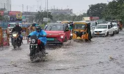 തമിഴ്നാട്ടിൽ പ്രളയ മുന്നറിയിപ്പ്; വടക്കന്‍ ജില്ലകളില്‍ കനത്ത മഴ; നാല് മരണം; പ്രധാന പാതകളും താഴ്ന്ന പ്രദേശങ്ങളും വെള്ളത്തിനടിയിൽ; രണ്ട് ജില്ലകളിൽ റെഡ് അലർട്ട്; വിദ്യാഭ്യാസ സ്ഥാപനങ്ങൾക്ക് അവധി