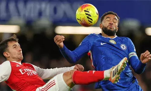 പത്ത് പേരായി ചുരുങ്ങിയിട്ടും സ്വന്തം തട്ടകത്തിൽ പൊരുതി; ലണ്ടൻ ഡെർബിയിലെ ആവേശപ്പോരിൽ സമനില പിടിച്ച് ചെൽസി; ആഴ്സണലിന്റേത് പ്രീമിയൽ ലീഗിൽ തോൽവിയറിയാത്ത പത്താം മത്സരം