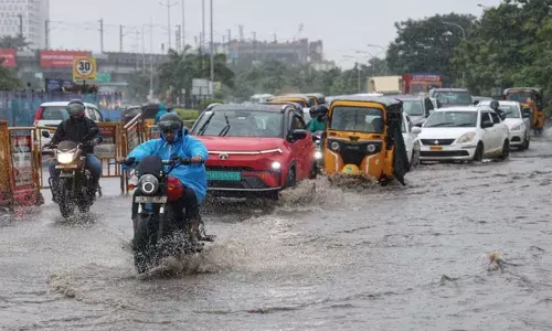 തമിഴ്നാട്ടിൽ പ്രളയ മുന്നറിയിപ്പ്; വടക്കന്‍ ജില്ലകളില്‍ കനത്ത മഴ; നാല് മരണം; പ്രധാന പാതകളും താഴ്ന്ന പ്രദേശങ്ങളും വെള്ളത്തിനടിയിൽ; രണ്ട് ജില്ലകളിൽ റെഡ് അലർട്ട്; വിദ്യാഭ്യാസ സ്ഥാപനങ്ങൾക്ക് അവധി
