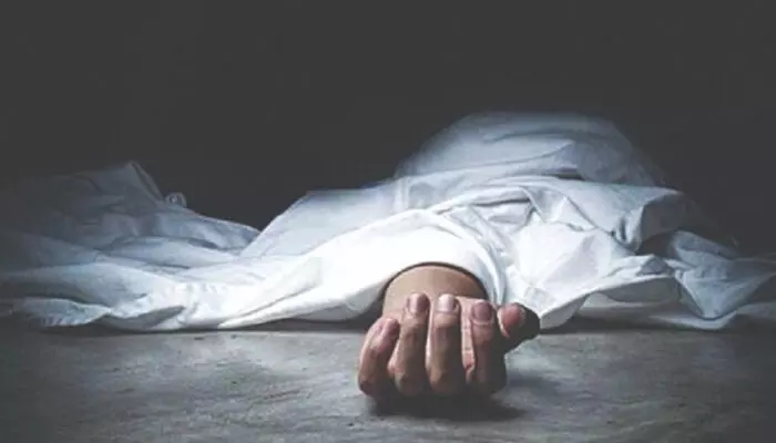 ഗുജറാത്തില്‍ മലയാളിയായ കോളേജ് വിദ്യാര്‍ത്ഥി കെട്ടിടത്തിന് മുകളില്‍ നിന്നും ചാടി ജീവനൊടുക്കി; അധികൃതരെ അറിയിച്ചിട്ടും ആംബുലന്‍സ് വിട്ടു നല്‍കിയില്ല; ആരും തിരിഞ്ഞു നോക്കിയില്ല: ചികിത്സ വൈകിയതായും ആരോപണം: പ്രതിഷേധിച്ച് വിദ്യാര്‍ത്ഥികള്‍