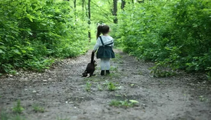 കളിക്കുന്നതിനിടെ വഴിതെറ്റിയ രണ്ടു വയസുകാരി ഒരു രാത്രി മുഴുവന് കഴിഞ്ഞത് കാപ്പിത്തോട്ടത്തില്; നാട്ടുകാരും വനംവകുപ്പ് ഉദ്യോഗസ്ഥരും തിരഞ്ഞെങ്കിലും കണ്ടെത്താനായില്ല: കുട്ടിയെ കണ്ടെത്തുന്നത് പിറ്റേ ദിവസം പുലര്ച്ചെ കളിക്കുന്നതിനിടെ വഴിതെറ്റിയ രണ്ടു വയസുകാരി ഒരു രാത്രി മുഴുവന് കഴിഞ്ഞത് കാപ്പിത്തോട്ടത്തില്; നാട്ടുകാരും വനംവകുപ്പ് ഉദ്യോഗസ്ഥരും തിരഞ്ഞെങ്കിലും കണ്ടെത്താനായില്ല: കുട്ടിയെ കണ്ടെത്തുന്നത് പിറ്റേ ദിവസം പുലര്ച്ചെ