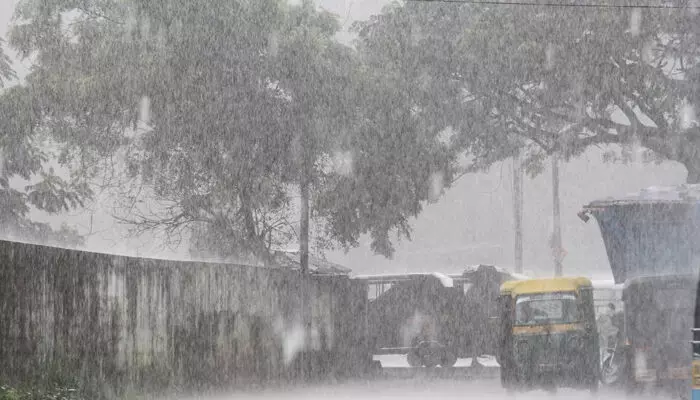 സംസ്ഥാനത്ത് ഇന്ന് ഇടിമിന്നലോട് കൂടിയ ഒറ്റപ്പെട്ട മഴയ്ക്ക് സാധ്യത; നാളെ നാലു ജില്ലകളില് യെല്ലോ അലര്ട്ട് സംസ്ഥാനത്ത് ഇന്ന് ഇടിമിന്നലോട് കൂടിയ ഒറ്റപ്പെട്ട മഴയ്ക്ക് സാധ്യത; നാളെ നാലു ജില്ലകളില് യെല്ലോ അലര്ട്ട്
