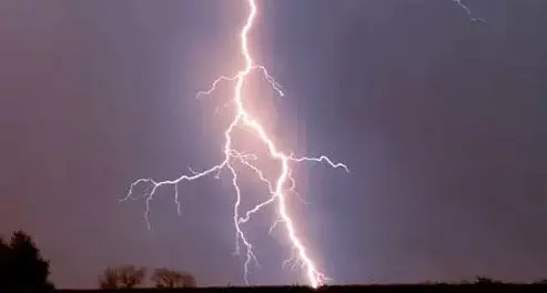 സംസ്ഥാനത്ത് ഒറ്റപ്പെട്ടയിടങ്ങളില്‍ ഇന്ന് ഇടിമിന്നലോടു കൂടിയ മഴയ്ക്ക് സാധ്യത; നാളെ നാലു ജില്ലകളില്‍ യെല്ലോ അലര്‍ട്ട്
