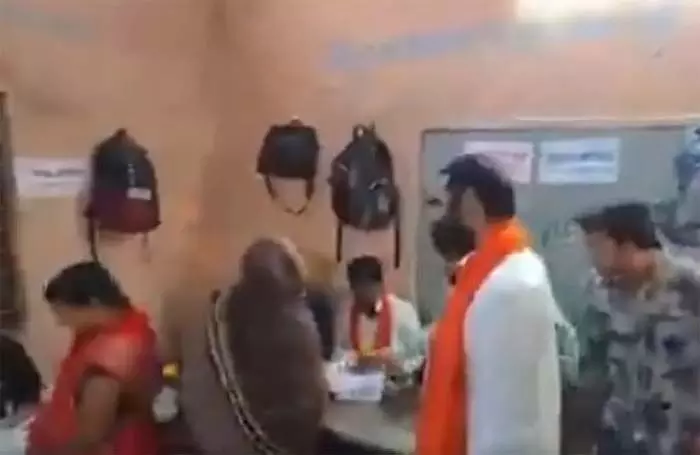 സ്ത്രീ വോട്ട് രേഖപ്പെടുത്തുന്നതിനിടെ ബൂത്തില്‍ കയറി കുശലാന്വേഷണം; മഹാരാഷ്ട്രയില്‍ ശിവസേന എംഎല്‍എയ്‌ക്കെതിരെ അന്വേഷണം