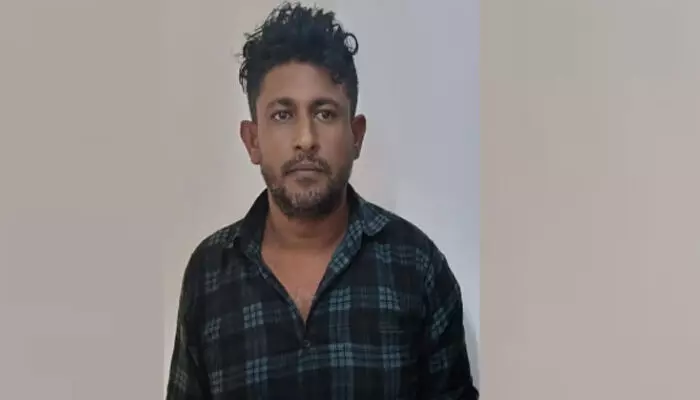 ആദ്യം ഓടിയെത്തി സിസിടിവി അടിച്ചുപൊട്ടിച്ചു; പിന്നാലെ വീട്ടിലേക്ക് മരപ്പലകയും കല്ലുമായെത്തി വണ്ടി തകർത്ത് മുഴുവൻ ബഹളം; പ്രതിയെ പൊക്കി പോലീസ് ആദ്യം ഓടിയെത്തി സിസിടിവി അടിച്ചുപൊട്ടിച്ചു; പിന്നാലെ വീട്ടിലേക്ക് മരപ്പലകയും കല്ലുമായെത്തി വണ്ടി തകർത്ത് മുഴുവൻ ബഹളം; പ്രതിയെ പൊക്കി പോലീസ്