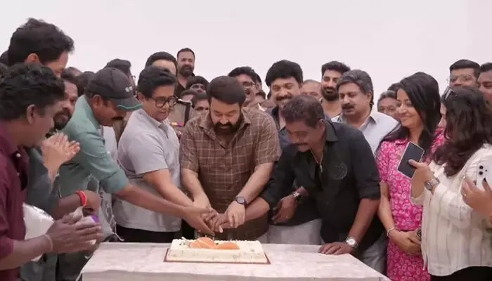 ജോര്‍ജുകുട്ടി കറക്റ്റ് ആണോ, എല്ലാരും പറഞ്ഞപ്പോള്‍ ഒരു ഡൗട്ട് എന്ന് മോഹന്‍ലാല്‍;  ദൃശ്യം 3 പാക്കപ്പ്: ഇനി പുതിയ കരുനീക്കങ്ങള്‍ക്കായി കാത്തിരിക്കാം; കേക്ക് മുറിച്ച് സെറ്റിലെ മറ്റ് അഭിനേതാക്കള്‍ക്കൊപ്പം സന്തോഷവും പങ്കിടല്‍