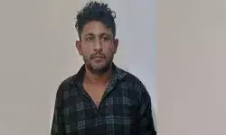 ആദ്യം ഓടിയെത്തി സിസിടിവി അടിച്ചുപൊട്ടിച്ചു; പിന്നാലെ വീട്ടിലേക്ക് മരപ്പലകയും കല്ലുമായെത്തി വണ്ടി തകർത്ത് മുഴുവൻ ബഹളം; പ്രതിയെ പൊക്കി പോലീസ്