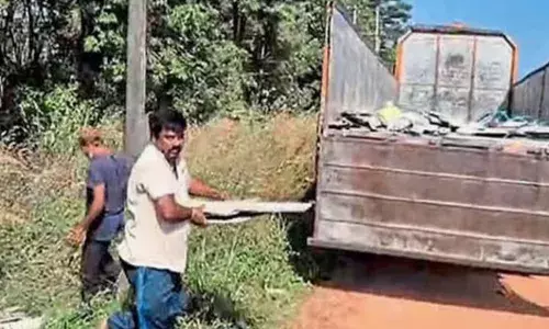 ഒരു ലോറിയുമായി നൈസായിട്ട് എത്തി; ആരും കാണാതെ നിർത്തിയ ശേഷം മാലിന്യം തള്ളി മുങ്ങൽ; ഇതെല്ലാം കണ്ട് നിന്ന പോലീസ് ചെയ്തത്; ഡ്രൈവറിന് എട്ടിന്റെ പണി