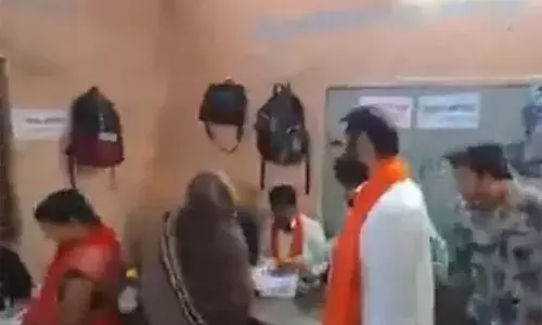 സ്ത്രീ വോട്ട് രേഖപ്പെടുത്തുന്നതിനിടെ ബൂത്തില്‍ കയറി കുശലാന്വേഷണം; മഹാരാഷ്ട്രയില്‍ ശിവസേന എംഎല്‍എയ്‌ക്കെതിരെ അന്വേഷണം