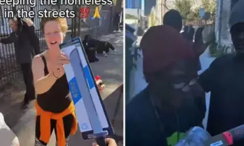 തെരുവിൽ കഴിയുന്നവരുടെ ഇടയിലേക്ക് ഒരാളുടെ വരവ്; ഭക്ഷണമെന്ന് കരുതി ഓടിയെത്തിയ ഹോംലെസ്സ്; അടുത്തെത്തിയതും വാളും വിസ്‍കി കുപ്പിയും നൽകി ടിക്ടോക്കർ; വ്യാപക വിമർശനം