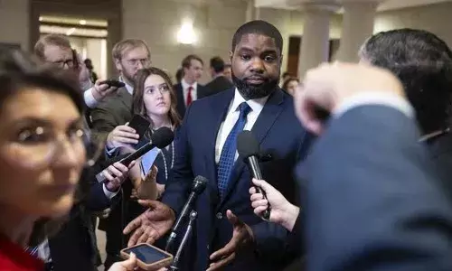 ഫ്ലോറിഡ ഗവര്ണര് പോര്: ട്രംപിന്റെ സ്ഥാനാര്ത്ഥി ബൈറോണ് ഡൊണാള്ഡ്സിനെതിരെ റിപ്പബ്ലിക്കന് വിമര്ശനം ഫ്ലോറിഡ ഗവര്ണര് പോര്: ട്രംപിന്റെ സ്ഥാനാര്ത്ഥി ബൈറോണ് ഡൊണാള്ഡ്സിനെതിരെ റിപ്പബ്ലിക്കന് വിമര്ശനം