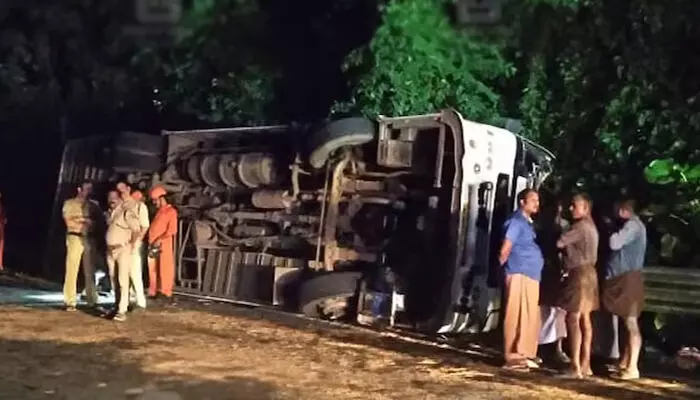 പാലായില്‍ ടൂറിസ്റ്റ് ബസ് മറിഞ്ഞ് അപകടം; അപകടത്തില്‍പ്പെട്ടത് വിനോദ യാത്ര കഴിഞ്ഞ് മടങ്ങിയ സ്‌കൂള്‍ വിദ്യാര്‍ഥികള്‍ സഞ്ചരിച്ച ബസ്: പരിക്കേറ്റവര്‍ ആശുപത്രിയില്‍