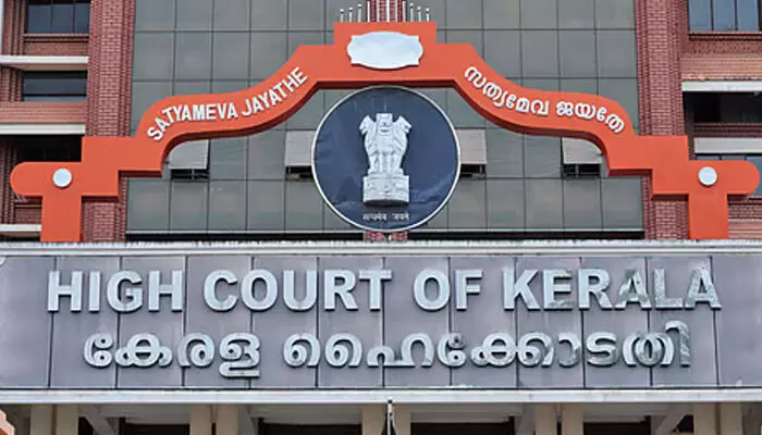 ഭൂമിയുടെ ന്യായവില സംബന്ധിച്ച ഉത്തരവ് പാലിച്ചില്ല; ഭൂവുടമയ്ക്ക് മുന്‍ റവന്യൂ സെക്രട്ടറി അരലക്ഷം രൂപ നല്‍കണമെന്ന് ഹൈക്കോടതി