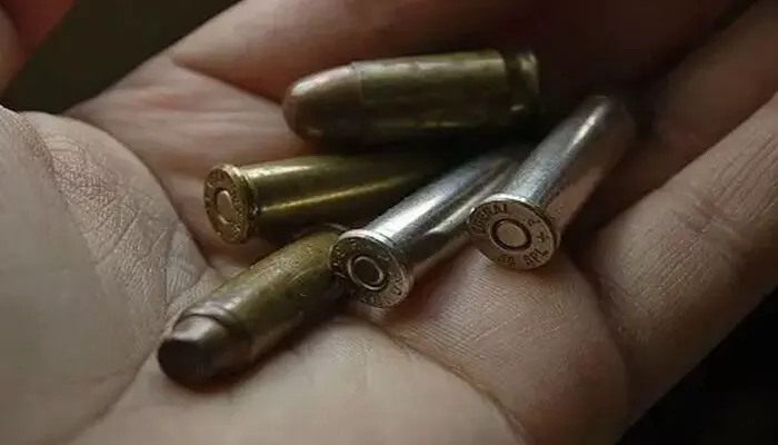 ആലപ്പുഴയില് എട്ടാം ക്ലാസ് വിദ്യാര്ത്ഥിയുടെ ബാഗില് നിന്നും വെടിയുണ്ടകള് കണ്ടെത്തി; കണ്ടെടുത്തത് കൈത്തോക്കില് ഉപയോഗിക്കുന്ന രണ്ട് റൗണ്ട് ബുള്ളറ്റുകള്; പോലിസ് അന്വേഷണം ആലപ്പുഴയില് എട്ടാം ക്ലാസ് വിദ്യാര്ത്ഥിയുടെ ബാഗില് നിന്നും വെടിയുണ്ടകള് കണ്ടെത്തി; കണ്ടെടുത്തത് കൈത്തോക്കില് ഉപയോഗിക്കുന്ന രണ്ട് റൗണ്ട് ബുള്ളറ്റുകള്; പോലിസ് അന്വേഷണം