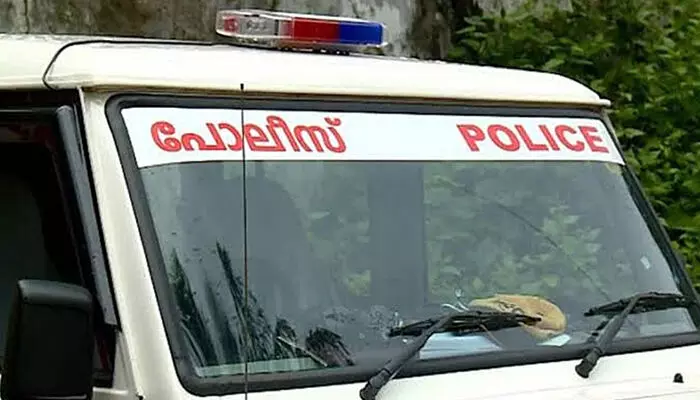 കല്‍പ്പറ്റയില്‍ സീബ്ര ലൈനിലൂടെ റോഡ് മുറിച്ചുകടക്കുകയായിരുന്ന വിദ്യാര്‍ത്ഥിനിയെ കാറിടിച്ച സംഭവം; കാറോടിച്ചത് പ്രായപൂര്‍ത്തിയാകാത്ത കുട്ടി: വാഹന ഉടമയ്‌ക്കെതിരെ കേസ്