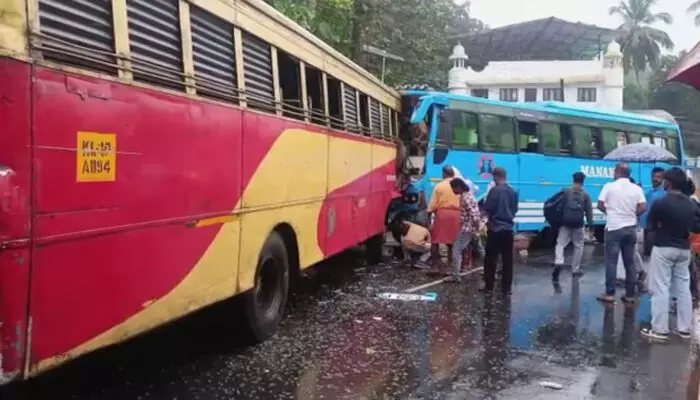 കോരിചൊരിയുന്ന മഴയത്ത് ഒരു കൂട്ടിയിടി ശബ്ദം; തകർന്ന് തരിപ്പണമായ വണ്ടിയിലെ സീറ്റിനടിയിൽ കുടുങ്ങിയ ഡ്രൈവർ; രാവിലെ തൃശൂരിനെ നടുക്കി ബസ് അപകടം; നിരവധി പേർക്ക് പരിക്ക് കോരിചൊരിയുന്ന മഴയത്ത് ഒരു കൂട്ടിയിടി ശബ്ദം; തകർന്ന് തരിപ്പണമായ വണ്ടിയിലെ സീറ്റിനടിയിൽ കുടുങ്ങിയ ഡ്രൈവർ; രാവിലെ തൃശൂരിനെ നടുക്കി ബസ് അപകടം; നിരവധി പേർക്ക് പരിക്ക്