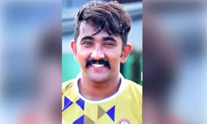 വയനാട് വെള്ളമുണ്ടയില് പോലീസ് ഉദ്യോഗസ്ഥനെ ആത്മഹത്യ ചെയ്ത നിലയില് കണ്ടെത്തി; മൃതദേഹം മാനന്തവാടി മെഡിക്കല് കോളജ് മോര്ച്ചറിയിലേക്ക് മാറ്റി വയനാട് വെള്ളമുണ്ടയില് പോലീസ് ഉദ്യോഗസ്ഥനെ ആത്മഹത്യ ചെയ്ത നിലയില് കണ്ടെത്തി; മൃതദേഹം മാനന്തവാടി മെഡിക്കല് കോളജ് മോര്ച്ചറിയിലേക്ക് മാറ്റി