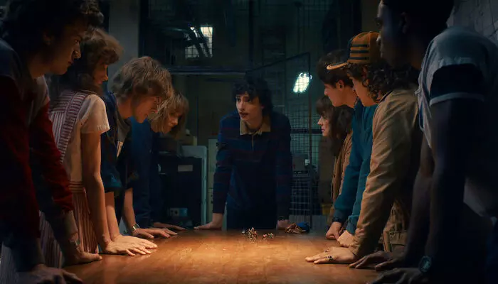 അഞ്ച് ദിവസങ്ങൾക്കുള്ളിൽ 59.6 മില്യൺ വ്യൂസ്; സ്ട്രീമിങ്ങിൽ റെക്കോർഡ് നേട്ടം; ആദ്യ ആഴ്ചയിൽ ഏറ്റവും കൂടുതൽ ആളുകൾ കണ്ട ഇംഗ്ലീഷ് സീരീസായി സ്ട്രേഞ്ചർ തിങ്സ്