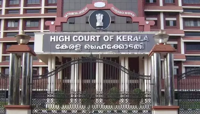 ക്ഷേത്രങ്ങളിലെ തിരക്ക് നിയന്ത്രണത്തിന് ബൗണ്സര്മാര് വേണ്ട; ഇത്തരം സംഭവങ്ങള് ആവര്ത്തിക്കരുതെന്ന് ഹൈക്കോടതി; തെറ്റുപറ്റിയെന്ന് കൊച്ചിന് ദേവസ്വം ബോര്ഡ് ക്ഷേത്രങ്ങളിലെ തിരക്ക് നിയന്ത്രണത്തിന് ബൗണ്സര്മാര് വേണ്ട; ഇത്തരം സംഭവങ്ങള് ആവര്ത്തിക്കരുതെന്ന് ഹൈക്കോടതി; തെറ്റുപറ്റിയെന്ന് കൊച്ചിന് ദേവസ്വം ബോര്ഡ്