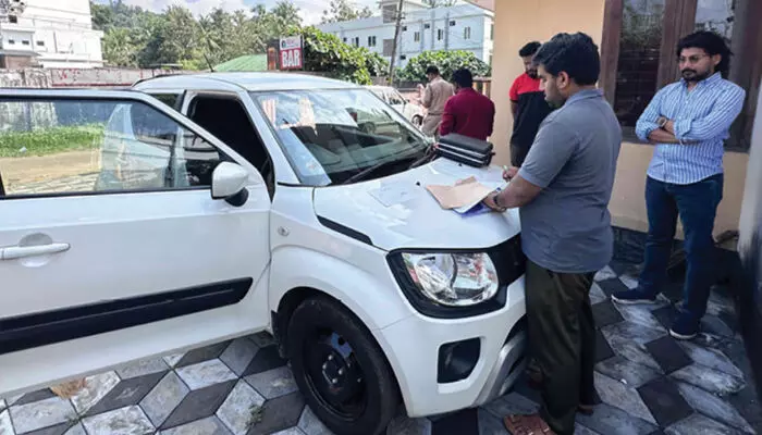 മുഖംമൂടിധാരികള് എത്തിയത് ബുള്ളറ്റിൽ; പ്ലാസ്റ്റിക് കവറുകളില് കൊണ്ടു വന്ന പെട്രോള് കാറുകള്ക്ക് മുകളിലേക്ക് എറിഞ്ഞ് തീകൊളുത്തി; വീടിന് മുന്നില് നിര്ത്തിയിട്ട കാര് കത്തിച്ച സംഭവത്തില് ദുരൂഹത മുഖംമൂടിധാരികള് എത്തിയത് ബുള്ളറ്റിൽ; പ്ലാസ്റ്റിക് കവറുകളില് കൊണ്ടു വന്ന പെട്രോള് കാറുകള്ക്ക് മുകളിലേക്ക് എറിഞ്ഞ് തീകൊളുത്തി; വീടിന് മുന്നില് നിര്ത്തിയിട്ട കാര് കത്തിച്ച സംഭവത്തില് ദുരൂഹത