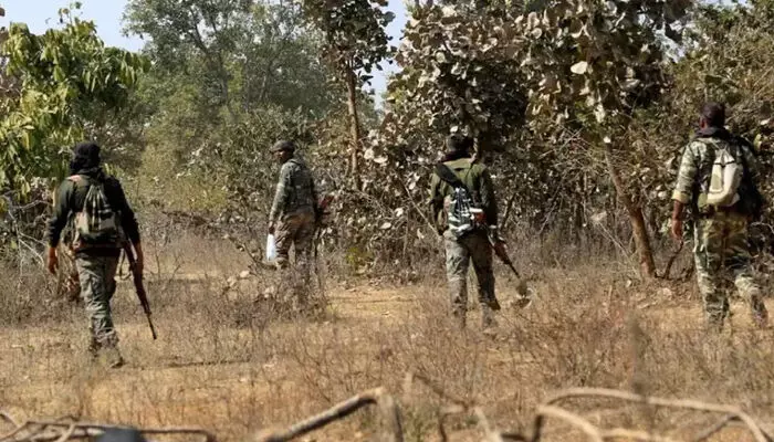ഛത്തീസ്ഗഡില് സുരക്ഷാസേനയുമായി ഏറ്റുമുട്ടല്; 12 മാവോയിസ്റ്റുകളെ വധിച്ചു; മൂന്ന് ജവാന്മാര്ക്ക് വിരമൃത്യു ഛത്തീസ്ഗഡില് സുരക്ഷാസേനയുമായി ഏറ്റുമുട്ടല്; 12 മാവോയിസ്റ്റുകളെ വധിച്ചു; മൂന്ന് ജവാന്മാര്ക്ക് വിരമൃത്യു