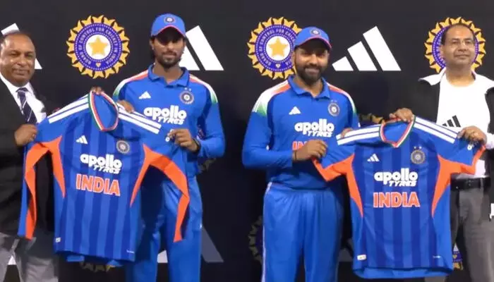 ഓറഞ്ചും നീലയും വെള്ള നിറവും ഇടകലര്‍ന്ന പുതിയ ജേഴ്സി; ഇന്ത്യയുടെ ട്വന്റി 20 ലോകകപ്പ് ജേഴ്‌സി പുറത്തിറക്കി രോഹിത് ശര്‍മ