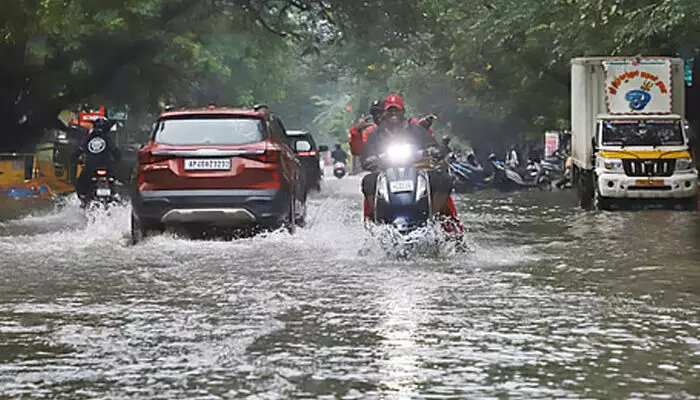 ചെന്നൈയില്‍ കനത്തമഴ; വിദ്യാഭ്യാസ സ്ഥാപനങ്ങള്‍ക്ക് നാളെയും അവധി