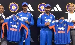 ഓറഞ്ചും നീലയും വെള്ള നിറവും ഇടകലര്‍ന്ന പുതിയ ജേഴ്സി; ഇന്ത്യയുടെ ട്വന്റി 20 ലോകകപ്പ് ജേഴ്‌സി പുറത്തിറക്കി രോഹിത് ശര്‍മ