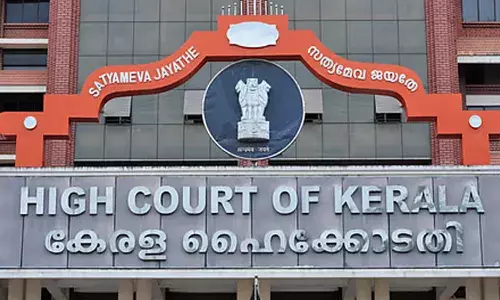 ഭൂമിയുടെ ന്യായവില സംബന്ധിച്ച ഉത്തരവ് പാലിച്ചില്ല; ഭൂവുടമയ്ക്ക് മുന്‍ റവന്യൂ സെക്രട്ടറി അരലക്ഷം രൂപ നല്‍കണമെന്ന് ഹൈക്കോടതി