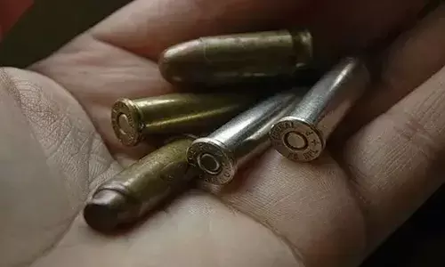 ആലപ്പുഴയില്‍ എട്ടാം ക്ലാസ് വിദ്യാര്‍ത്ഥിയുടെ ബാഗില്‍ നിന്നും വെടിയുണ്ടകള്‍ കണ്ടെത്തി; കണ്ടെടുത്തത് കൈത്തോക്കില്‍ ഉപയോഗിക്കുന്ന രണ്ട് റൗണ്ട് ബുള്ളറ്റുകള്‍; പോലിസ് അന്വേഷണം