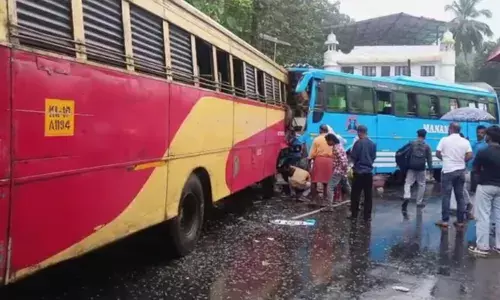 കോരിചൊരിയുന്ന മഴയത്ത് ഒരു കൂട്ടിയിടി ശബ്ദം; തകർന്ന് തരിപ്പണമായ വണ്ടിയിലെ സീറ്റിനടിയിൽ കുടുങ്ങിയ ഡ്രൈവർ; രാവിലെ തൃശൂരിനെ നടുക്കി ബസ് അപകടം; നിരവധി പേർക്ക് പരിക്ക്