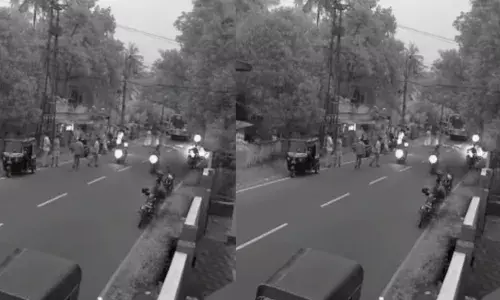 നടന്നുപോയ ഒരാളുടെ കയ്യിൽ തട്ടി ബൈക്കിൽ നിന്ന് തെറിച്ചുവീണു; എതിരെ വന്ന കെഎസ്ആര്‍ടിസി ബസ് ശരീരത്തിലൂടെ കയറിയിറങ്ങി യുവാവിന് ദാരുണാന്ത്യം; സംഭവം കാട്ടാക്കടയിൽ