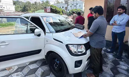 മുഖംമൂടിധാരികള്‍ എത്തിയത് ബുള്ളറ്റിൽ; പ്ലാസ്റ്റിക് കവറുകളില്‍ കൊണ്ടു വന്ന പെട്രോള്‍ കാറുകള്‍ക്ക് മുകളിലേക്ക് എറിഞ്ഞ് തീകൊളുത്തി; വീടിന് മുന്നില്‍ നിര്‍ത്തിയിട്ട കാര്‍ കത്തിച്ച സംഭവത്തില്‍ ദുരൂഹത