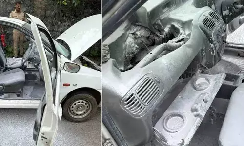ഓടിക്കൊണ്ടിരുന്ന കാറിന് തീ പിടിച്ചു; കുട്ടികളടക്കമുള്ള കുടുംബം ഇറങ്ങി ഓടി; ഒഴിവായത് വന്‍ ദുരന്തം