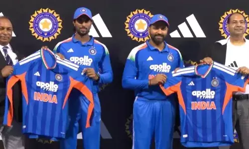 ഓറഞ്ചും നീലയും വെള്ള നിറവും ഇടകലര്‍ന്ന പുതിയ ജേഴ്സി; ഇന്ത്യയുടെ ട്വന്റി 20 ലോകകപ്പ് ജേഴ്‌സി പുറത്തിറക്കി രോഹിത് ശര്‍മ