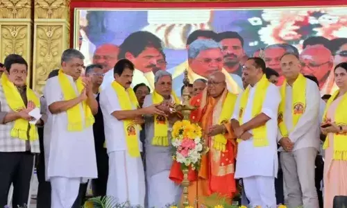 ശിവഗിരി മഠത്തിന് മംഗളൂരുവിലോ ഉഡുപ്പിയിലോ അഞ്ച് ഏക്കര് ഭൂമി നല്കുമെന്ന് മുഖ്യമന്ത്രി സിദ്ധരാമയ്യ ശിവഗിരി മഠത്തിന് മംഗളൂരുവിലോ ഉഡുപ്പിയിലോ അഞ്ച് ഏക്കര് ഭൂമി നല്കുമെന്ന് മുഖ്യമന്ത്രി സിദ്ധരാമയ്യ